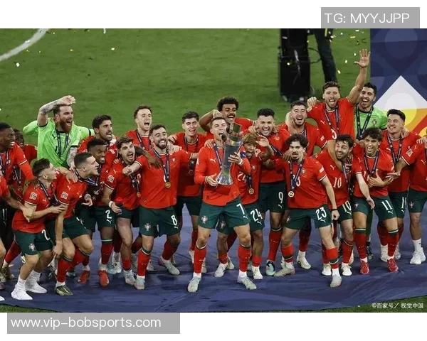 C罗分享球队合影庆祝晋级世界杯激励全队继续奋斗为葡萄牙加油