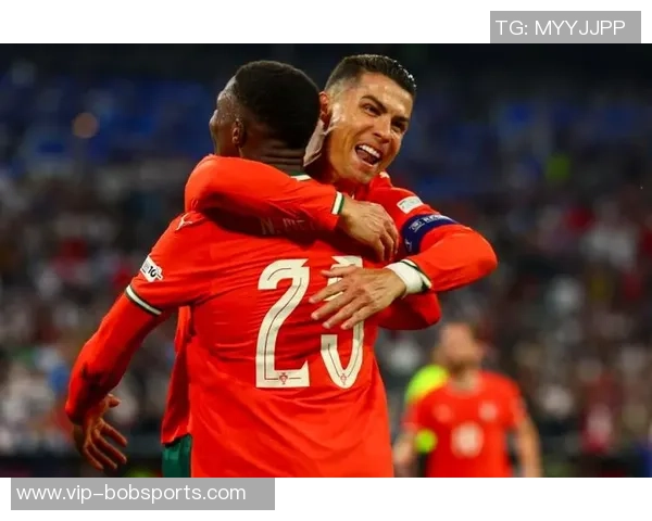 C罗分享球队合影庆祝晋级世界杯激励全队继续奋斗为葡萄牙加油