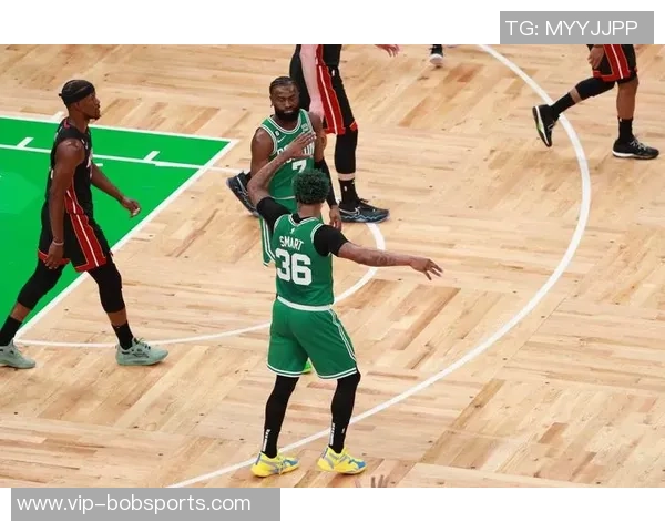 小莫布里攻防两端表现出色12投9中贡献18分10板2断2帽正负值高达26