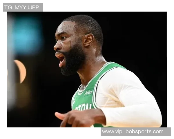 杰伦布朗全能表现助力球队稳定胜利30分10板5助3断展现全面实力